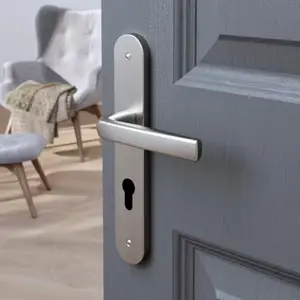 Poignée de porte "Iza" avec trou pour cylindre - Entraxe 195 mm