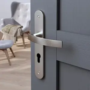 Poignée de porte "Edric" avec trou pour cylindre - Entraxe 195 mm