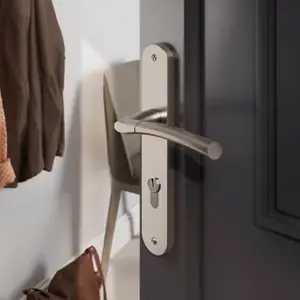 Poignée de porte extérieure "Helmic" avec trou pour clé - Entraxe 195 mm