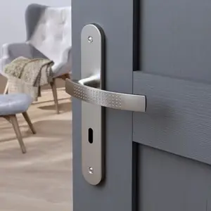 Poignée de porte "Edric" avec trou pour clé - Entraxe 195 mm