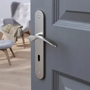 Poignée de porte "Loric" avec trou pour clé - Effet nickel - Entraxe 195 mm