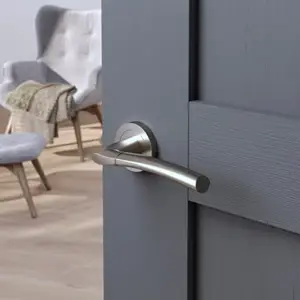 Poignée de porte sur rosace "Helmic" sans trou