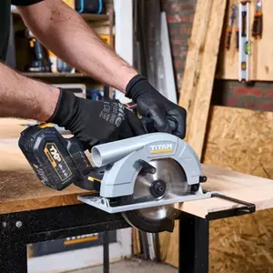 Scie circulaire sans fil 18 V diamètre 165 mm profondeur coupe 55 mm