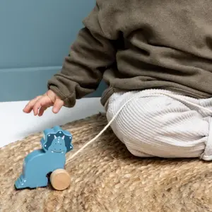 Petit jouet à tirer en bois Mr. Triceratops
