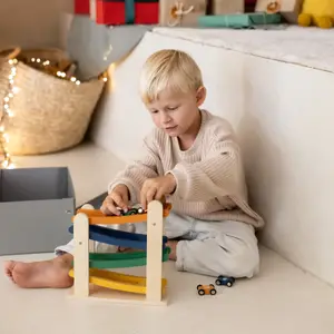 Rampe de course en bois avec 4 voitures