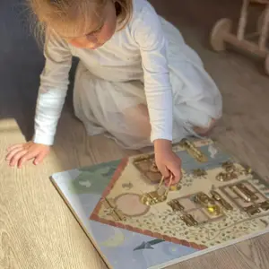 Tableau d'activités Maison des lapins (40 x 30 cm)