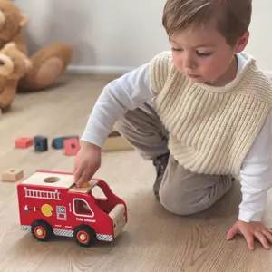 Grand camion de pompier en bois