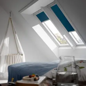 Store occultant M06 bleu en toile polyester 78x118 cm