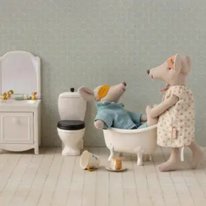 Maman et papa souris dans une boîte à cigares