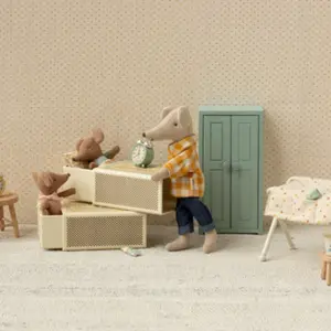Bébé souris mi-endormie mi-éveillée dans une boîte d'allumettes Bleu
