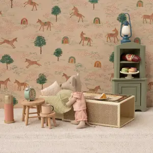 Petite soeur souris dans une boîte d'allumettes