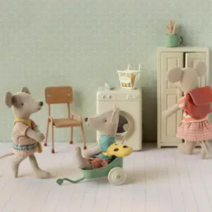 Petite Sœur souris avec son sac