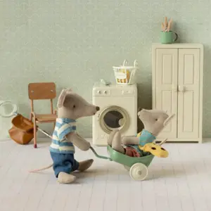 Petit Frère souris avec son sac