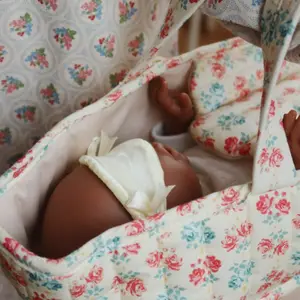 Poupée bébé Léa avec couffin