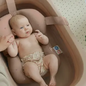 Baignoire pliable et coussin crème
