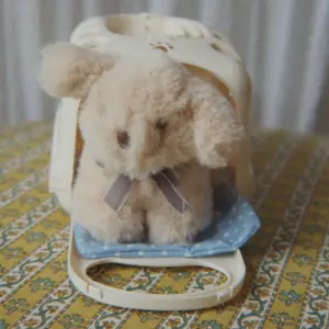 Peluche Chien et sa caisse