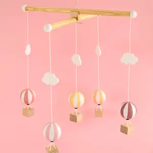 Mobile en bois Montgolfières Rose