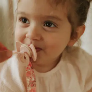 Sucette orthodontique en silicone Binky Bow Misty Pink (0 mois et +)