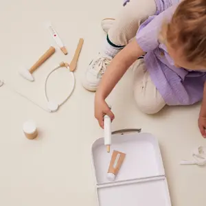 Mallette et accessoires de Docteur en bois blanc