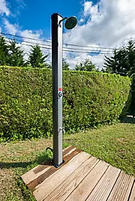 Douche solaire en PVC avec rince pieds et réservoir de 35L