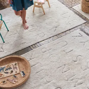 Tapis lavable RugCycled® ABC en coton naturel (90 x 130 cm)