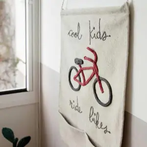 Tenture murale Cool kids ride bikes (45 x 70 cm)
