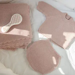 Ensemble 3 pièces en tricot rose (0-1 mois)