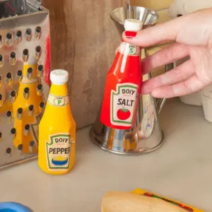 Salière et poivrière ketchup et moutarde