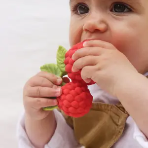Jouet de dentition bébé Valery la framboise en latex d'hévéa