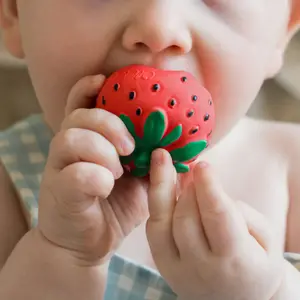 Mini jouet de dentition bébé Chewy Sweetie la fraise