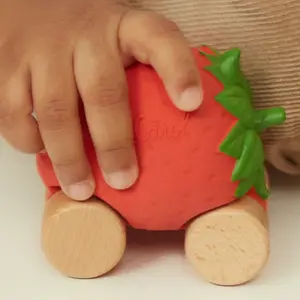 Voiture et jouet de dentition bébé Sweetie la fraise