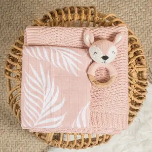 Hochet anneau de dentition biche en tricot rose pâle