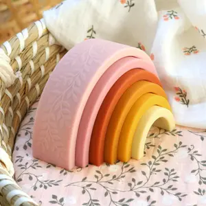 Jeu à empiler arc en ciel rose