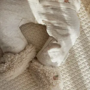 Chaussons chauds pour bébé Teddy Sand flowers (0-3 mois)