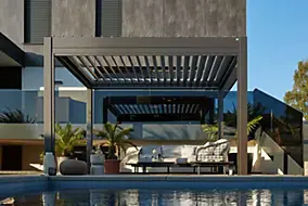 Pergola bioclimatique autoportée aluminium gris métallique Biohort 3,5 x 3 m