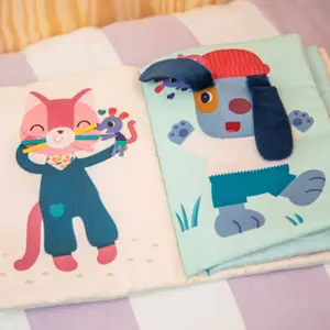 Livre d'activités en tissu Nina Textures