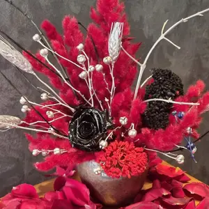 Rose éternelle Noire avec vase