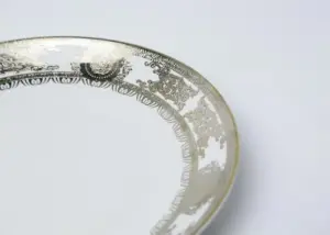 Assiette de présentation en porcelaine blanche avec lisère doré 30cm