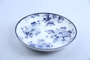 Assiette Creuse 22,9 cm Fleurs Indigo – Élégance Florale et Praticité Quotidienne