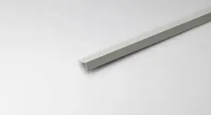Corniere inegale en pvc gris clair satiné