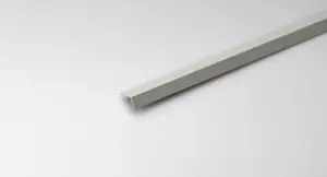 Corniere inegale en pvc gris clair satiné