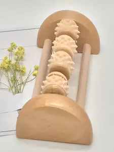 Rouleau de massage pour les pieds en bois