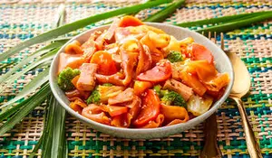 Pad see ew nouilles de riz, légumes, tofu