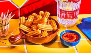 Churros de pommes de terre, sauce au chorizo