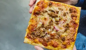 Pizza boeuf sauce tomate épicée