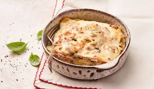 Lasagne alla romana garnies de saucisse, béchamel
