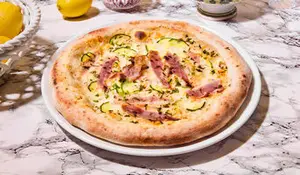 Pizza alla gricia mozzarella, courgettes