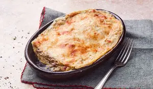 Lasagne ai carciofi, garnies d'artichauts, jambon