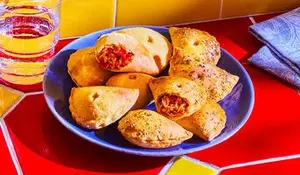 Empanadillas tomate, thon, chorizo, fromage