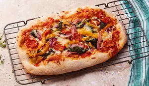 Pinsa alle verdure mozzarella, tomate cerise